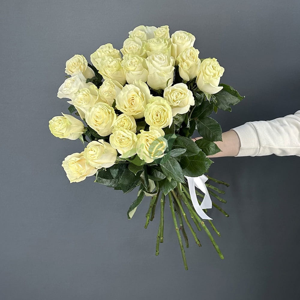 25 белых роз в подарок